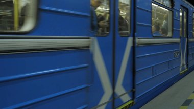 Tren Metro istasyonunda geldi. Şehir yeraltı metro istasyonu. Tren Metro İstasyonu terk