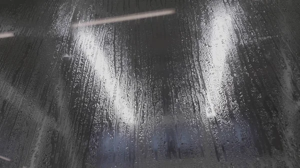 Krople wody na szybie. Krople deszczu na tle czarnego szkła. Wzór naturalnego kropel deszczu. Deszcz w mieście. Efekt z kropla deszczu zrobić pary na oknie — Zdjęcie stockowe