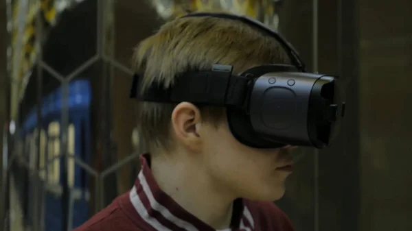 Homem usando óculos VR em fundo futurista. Homem atraente vestindo óculos de realidade virtual. Auscultadores VR. Conceito de realidade virtual em fundo branco — Fotografia de Stock
