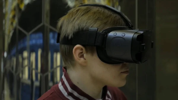 Homem usando óculos VR em fundo futurista. Homem atraente vestindo óculos de realidade virtual. Auscultadores VR. Conceito de realidade virtual em fundo branco — Fotografia de Stock
