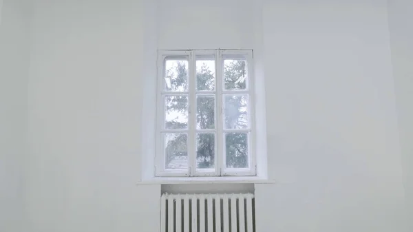 Boş beyaz duvar ile pencere. Hareket hareket veya boş ışık beyaz oda pencere ile kameraya isabet kaydırın. İnşaat ev boş oda iç pencere alüminyum duvar — Stok fotoğraf