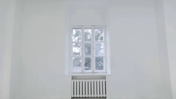Κενό λευκό τοίχο με παράθυρο. Σύρετε κίνησης κίνηση ή χτύπημα την κάμερα στο άδειο φως λευκό δωμάτιο με παράθυρο. Κατασκευή σπίτι άδειο δωμάτιο εσωτερικό παράθυρο αλουμινίου στον τοίχο — Φωτογραφία Αρχείου
