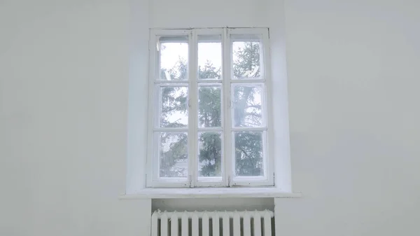 Üres fehér fal ablak. Csúsztassa a mozgás, mozgás, vagy ütő a kamera üres fény fehér szoba ablak. Építési otthon üres szoba belső ablak alumínium falon — Stock Fotó
