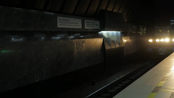 El tren llega a la estación de metro. Estación de metro de la ciudad. Tren saliendo de la estación de metro — Foto de Stock