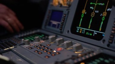 Anahtarları bir uçak uçuş güvertesinde paneli. Bir yolcu uçağı otomatik pilot denetim öğesi. Pilot uçak kontrol eder. Mekik bilgisayarı, kokpit