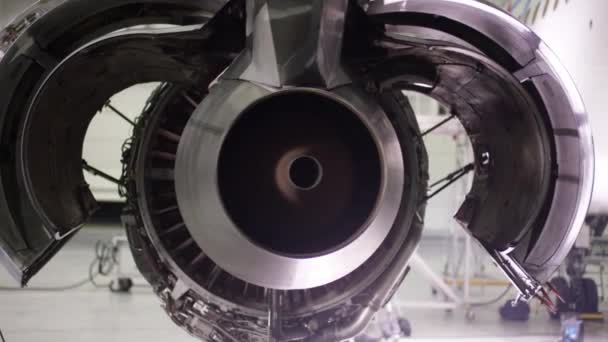 Engine of the airplane under heavy maintenance. Aircraft maintenance, dismantled plane engine. Chassis of the airplane under heavy maintenance — Stock Video