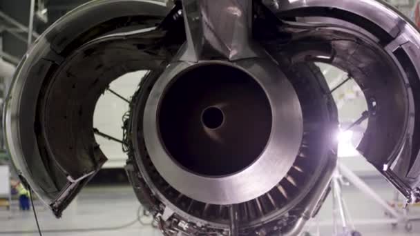 Motor del avión bajo mantenimiento pesado. Mantenimiento de aeronaves, motor de avión desmontado. Chasis del avión bajo mantenimiento pesado — Vídeo de stock