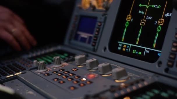 Panel przełączników na pokład samolotu. Autopilot control elementu samolotu pasazerskiego. Sterowanie pilotowe samolotu. Komputer pokładowy, kokpit — Wideo stockowe