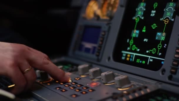 Panel av växlar på en flygplan cockpit. Autopilot kontrollelement av ett trafikflygplan. Piloten styr flygplanet. Fordonsdator, sittbrunn — Stockvideo
