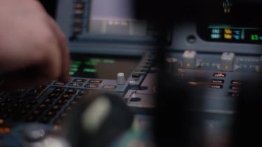 Anahtarları bir uçak uçuş güvertesinde paneli. Bir yolcu uçağı otomatik pilot denetim öğesi. Pilot uçak kontrol eder. Mekik bilgisayarı, kokpit