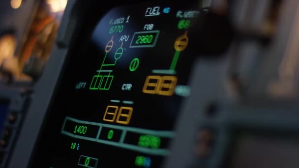 Het bedieningselement van de automatische piloot voor een vliegtuig. Panel van schakelaars op de cockpit van een vliegtuig. Stuwkracht hefbomen van een twin uitgerust passagiersvliegtuig. Piloot bestuurt het vliegtuig. Boordcomputer, cockpit — Stockvideo