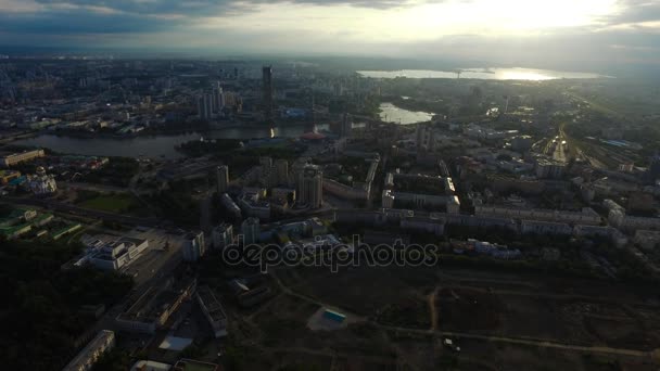 Vista aérea de la ciudad con encrucijada y caminos, casas, edificios, parques y estacionamientos, puentes. Paisaje urbano — Vídeo de stock