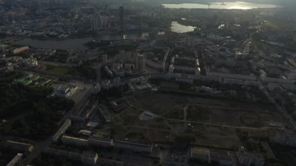Vue aérienne de la ville avec carrefour et routes, maisons, bâtiments, parcs et parkings, ponts. Paysage urbain 