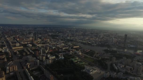 Belle et étonnante vue sur la ville. Vous pouvez voir les rues, les maisons, le grand gratte-ciel, les rayons du soleil éclater à travers les nuages — Video