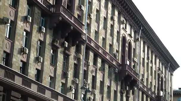 Edificio histórico en la ciudad. La ciudad muestra su vieja cultura. Antiguo edificio histórico en el centro de la ciudad, la vista desde el coche — Vídeos de Stock