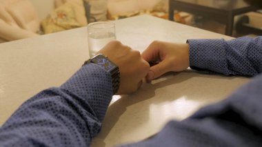 Yakışıklı şık erkek elektronik izle zamanında yönetme. Genç adam modern bilek saati kontrol