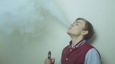 Elektronik Sigara İçilmeyen genç adam. Genç kullanarak Vapourizer İçilmeyen alternatif olarak adam.