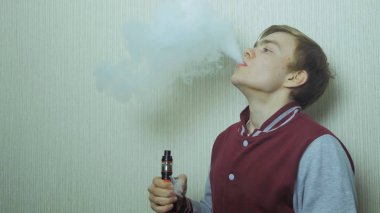 Elektronik Sigara İçilmeyen genç adam. Genç kullanarak Vapourizer İçilmeyen alternatif olarak adam.