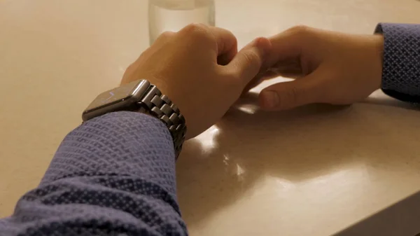 Stattliche stilvolle männliche Zeitmanagement auf elektronischer Uhr. Junger Mann überprüft moderne Armbanduhr — Stockfoto