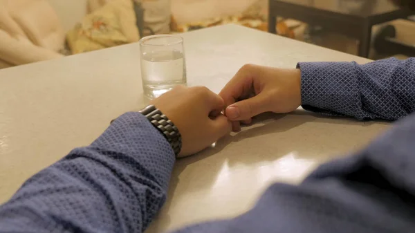 Hermoso hombre elegante gestión de tiempo en el reloj electrónico. Hombre joven comprobando reloj de pulsera moderno — Foto de Stock