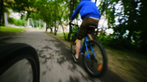 Rower sport - Koła rowerowe i perspektywy drogi jazda konna lato. Zbliżenie, Jeżdżenie koła rowerowego — Zdjęcie stockowe