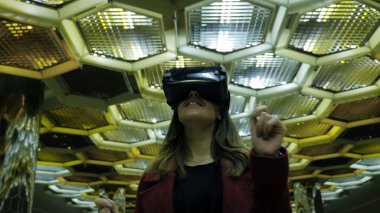 Sanal gerçeklik, 3d teknolojileri, siber, bilim ve insan kavramı - 3d gözlük mutlu genç kadın. Arka plan üzerinde bir Vr gözlüklü genç kadın