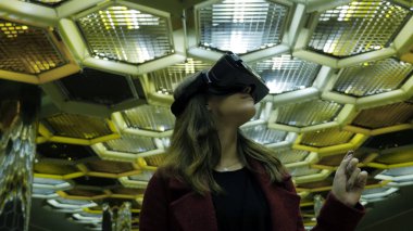 Sanal gerçeklik, 3d teknolojileri, siber, bilim ve insan kavramı - 3d gözlük mutlu genç kadın. Arka plan üzerinde bir Vr gözlüklü genç kadın