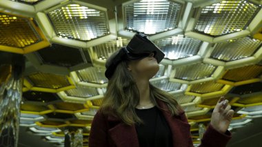 Sanal gerçeklik, 3d teknolojileri, siber, bilim ve insan kavramı - 3d gözlük mutlu genç kadın. Arka plan üzerinde bir Vr gözlüklü genç kadın