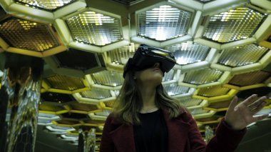 Sanal gerçeklik, 3d teknolojileri, siber, bilim ve insan kavramı - 3d gözlük mutlu genç kadın. Arka plan üzerinde bir Vr gözlüklü genç kadın