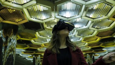 Sanal gerçeklik, 3d teknolojileri, siber, bilim ve insan kavramı - 3d gözlük mutlu genç kadın. Arka plan üzerinde bir Vr gözlüklü genç kadın