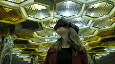 Sanal gerçeklik, 3d teknolojileri, siber, bilim ve insan kavramı - 3d gözlük mutlu genç kadın. Arka plan üzerinde bir Vr gözlüklü genç kadın