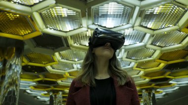 Sanal gerçeklik, 3d teknolojileri, siber, bilim ve insan kavramı - 3d gözlük mutlu genç kadın. Arka plan üzerinde bir Vr gözlüklü genç kadın