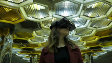 Sanal gerçeklik, 3d teknolojileri, siber, bilim ve insan kavramı - 3d gözlük mutlu genç kadın. Arka plan üzerinde bir Vr gözlüklü genç kadın