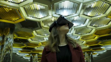 Sanal gerçeklik, 3d teknolojileri, siber, bilim ve insan kavramı - 3d gözlük mutlu genç kadın. Arka plan üzerinde bir Vr gözlüklü genç kadın