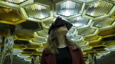 Sanal gerçeklik, 3d teknolojileri, siber, bilim ve insan kavramı - 3d gözlük mutlu genç kadın. Arka plan üzerinde bir Vr gözlüklü genç kadın