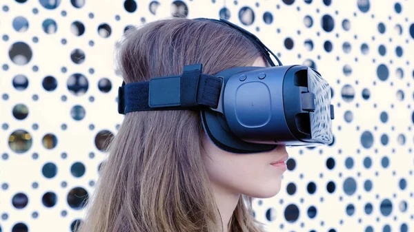 Yyoung mulher atraente vestindo fone de ouvido VR óculos de visão realidade virtual assistindo vídeo. Jovem com óculos VR, close-up — Fotografia de Stock