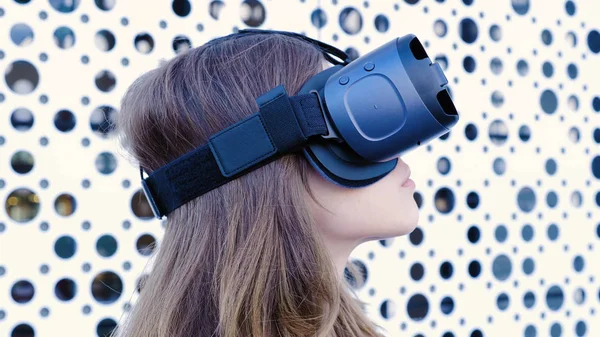 Yyoung mulher atraente vestindo fone de ouvido VR óculos de visão realidade virtual assistindo vídeo. Jovem com óculos VR, close-up — Fotografia de Stock