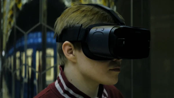 Jovem usando óculos de realidade virtual. Conceito de tecnologia, jogos e entretenimento. Jovem de óculos 3d. Jovem com óculos de realidade virtual — Fotografia de Stock