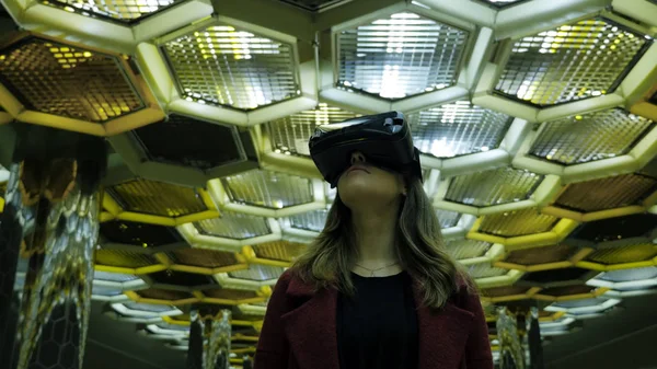 Sanal gerçeklik, 3d teknolojileri, siber, bilim ve insan kavramı - 3d gözlük mutlu genç kadın. Arka plan üzerinde bir Vr gözlüklü genç kadın