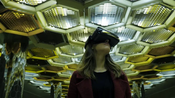 Sanal gerçeklik, 3d teknolojileri, siber, bilim ve insan kavramı - 3d gözlük mutlu genç kadın. Arka plan üzerinde bir Vr gözlüklü genç kadın