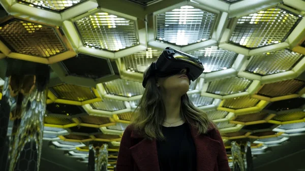 Sanal gerçeklik, 3d teknolojileri, siber, bilim ve insan kavramı - 3d gözlük mutlu genç kadın. Arka plan üzerinde bir Vr gözlüklü genç kadın