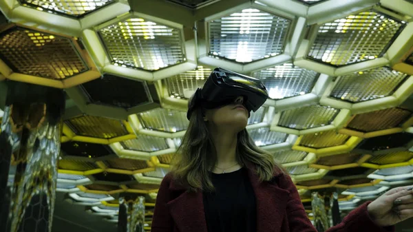 Sanal gerçeklik, 3d teknolojileri, siber, bilim ve insan kavramı - 3d gözlük mutlu genç kadın. Arka plan üzerinde bir Vr gözlüklü genç kadın