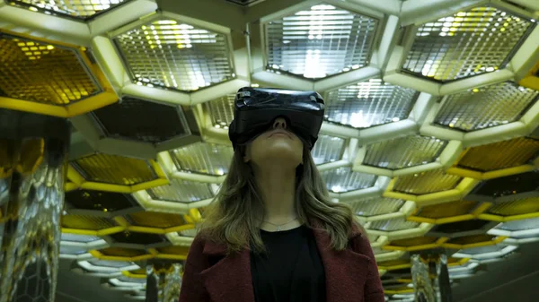 Wirtualnych koncepcji rzeczywistości, technologie 3d, cyberprzestrzeni, nauki i ludzi - szczęśliwa młoda kobieta w okulary 3d. Młoda kobieta w okulary Vr na streszczenie tło — Zdjęcie stockowe