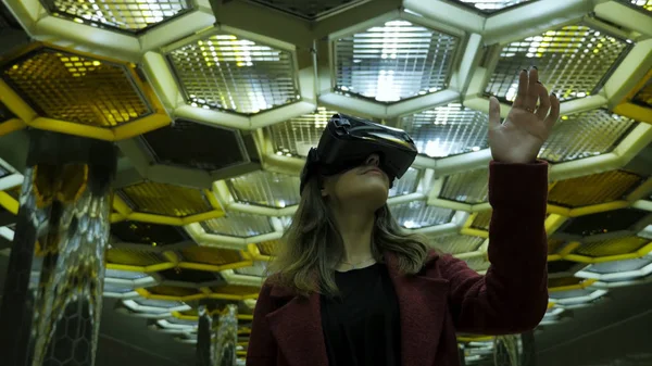 Sanal gerçeklik, 3d teknolojileri, siber, bilim ve insan kavramı - 3d gözlük mutlu genç kadın. Arka plan üzerinde bir Vr gözlüklü genç kadın