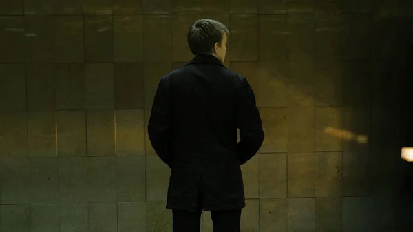 Ensam ung man bakifrån på tunnelbanestationen. Ung man väntar på ett tåg i tunnelbanan, bakifrån — Stockfoto