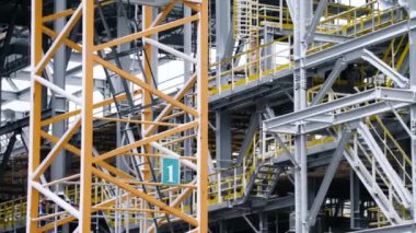 Yükleme işlemi yapıları içinde belgili tanımlık geçmiş Petrokimya Rafinerisi bitkilerin tankla, iskele. Büyük çelik yapıları için bitki