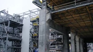 Metal konstrüksiyon gelecekteki bitki. Sanayi Bölgesi, Petrol arıtma, yakın-up bir petrol rafineri tesisi, petrol boru hattı ile büyük petrol rafinerisi vanalar detay Endüstriyel boru hattı ekipmanları