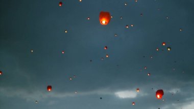 Gökyüzünde çok gökyüzü fener. Fenerler tören veya Yeepeng töreni, geleneksel Lanna Budist töreni şehir içinde yüzen
