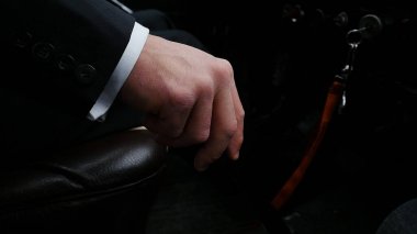 Sürüş, vites kolu Vites el çalışmak için iş adamı. İşadamı nadir makine iletimde kaydırır. Vites kolu Vites araba el sürüş iş adamı. Retro tarzı