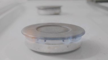 Gaz plaka üzerinde ev mutfak soba yakma. Modern gaz soba plaka. Gaz yakıcı ev plaka çelik rengine yakın çekim